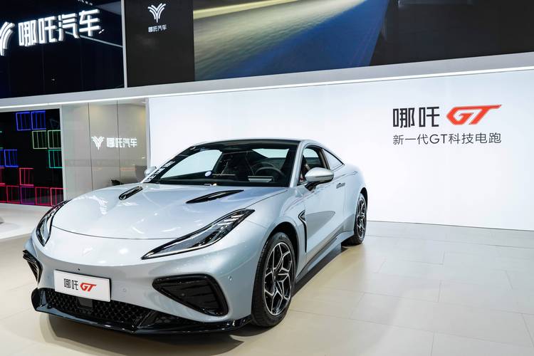 深圳109哪吒汽车在智能汽车领域的表现，领途汽车在新能源汽车市场中的影响力